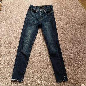 Levi Wedgie Skinny Jean
